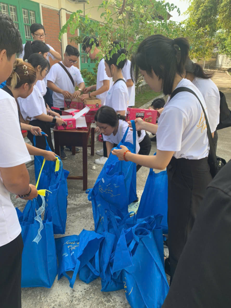 HOẠT ĐỘNG TÌNH NGUYỆN CỦA SINH VIÊN LỚP 66.NNA3 HỖ TRỢ CHƯƠNG TRÌNH GIẢI THƯỞNG CÁNH DIỀU 2024 TẠI KHÁNH HÒA