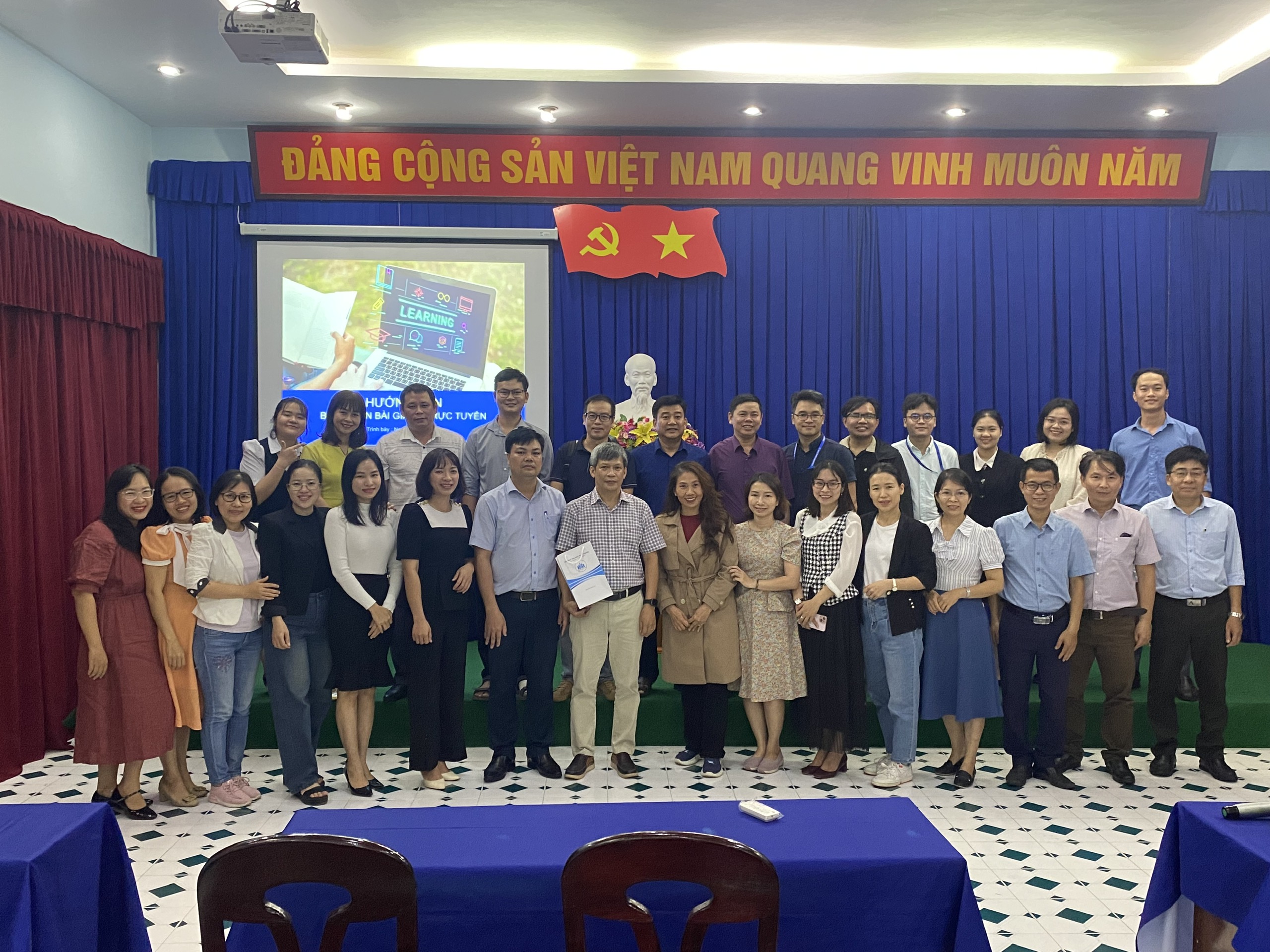 GIẢNG VIÊN KHOA NGOẠI NGỮ THAM GIA KHÓA TẬP HUẤN BIÊN SOẠN HỌC LIỆU ĐIỆN TỬ