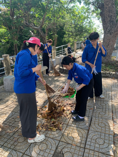 CHI ĐOÀN 66.NNA-5 - KHOA NGOẠI NGỮ, NHIỆT LIỆT HƯỞNG ỨNG "NGÀY CHỦ NHẬT XANH" LẦN II NĂM 2025