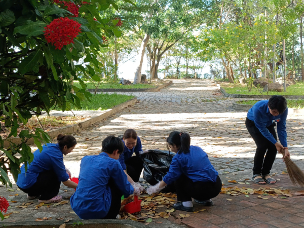 CHI ĐOÀN 66.NNA-5 - KHOA NGOẠI NGỮ, NHIỆT LIỆT HƯỞNG ỨNG "NGÀY CHỦ NHẬT XANH" LẦN II NĂM 2025