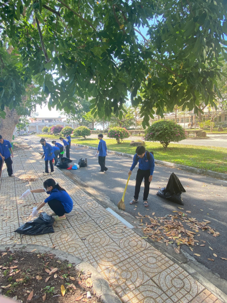 CHI ĐOÀN 66.NNA-5 - KHOA NGOẠI NGỮ, NHIỆT LIỆT HƯỞNG ỨNG "NGÀY CHỦ NHẬT XANH" LẦN II NĂM 2025