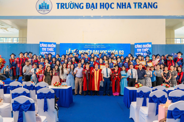 HÌNH ẢNH BUỔI LỄ TRAO BẰNG TỐT NGHIỆP – NGÀNH NGÔN NGỮ ANH KHÓA 63