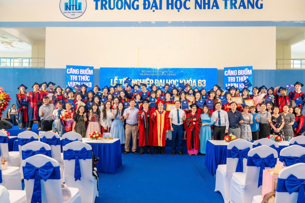 HÌNH ẢNH BUỔI LỄ TRAO BẰNG TỐT NGHIỆP – NGÀNH NGÔN NGỮ ANH KHÓA 63