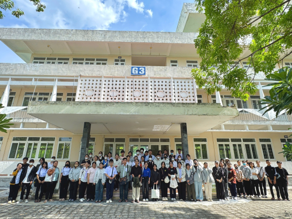 ĐOÀN KHOA NGOẠI NGỮ TỔ CHỨC THAM QUAN CƠ SỞ HỌC TẬP CHO TÂN SINH VIÊN KHÓA 67